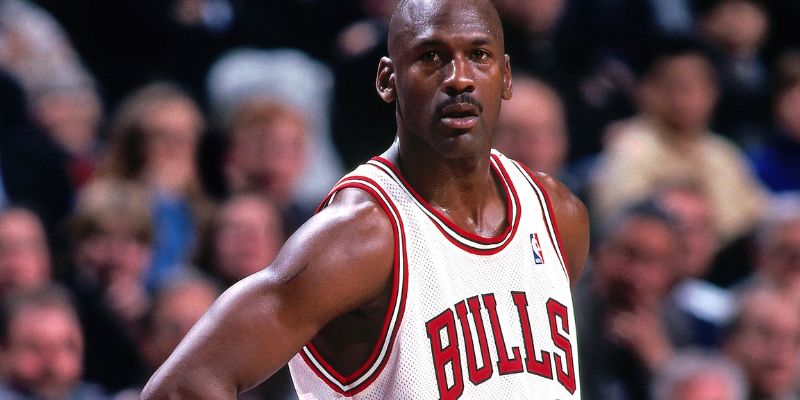 Vị vua Bóng Rổ - Michael Jordan luôn là cái tên được nhắc đến trong top 10 cầu thủ bóng rổ hay nhất thế giới