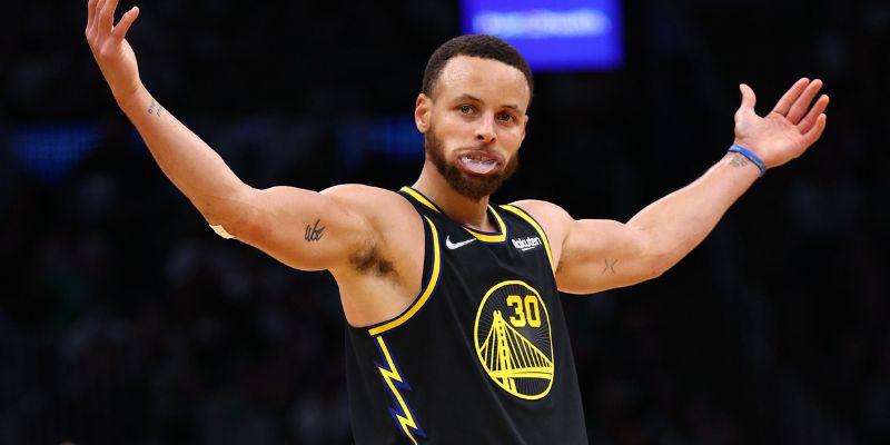 Tay ném 3 điểm thành công nhất lịch sử NBA gọi tên Stephen Curry