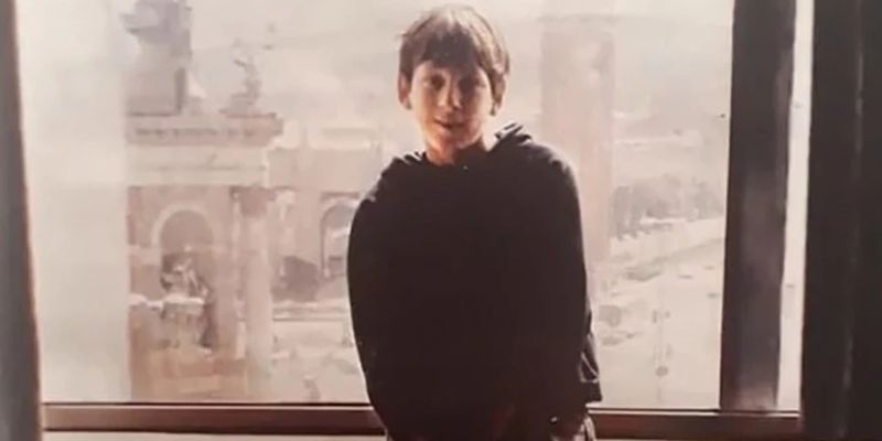 Một sự thật thú vị về Messi là anh ấy từng là một cậu bé gầy gò, ốm yếu do căn bệnh thiếu hormon tăng trưởng