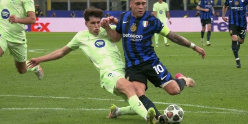 Inter Milan được hưởng một pha phạt đền sau tình huống gây tranh cãi