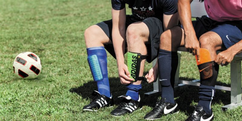 Nike, Adidas đã phát triển và cho ra mắt các miếng bảo vệ ống đồng chất lượng cao hơn để bảo vệ chân của các cầu thủ